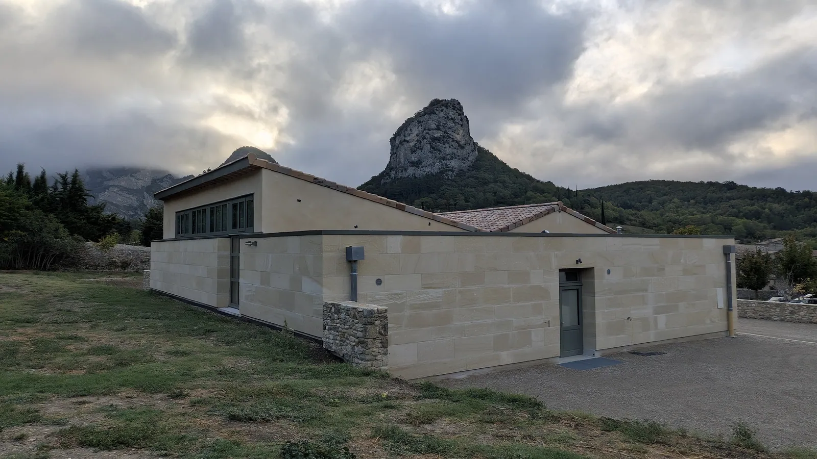 Mur en pierre massive de la salle multiactivités de Saoû
