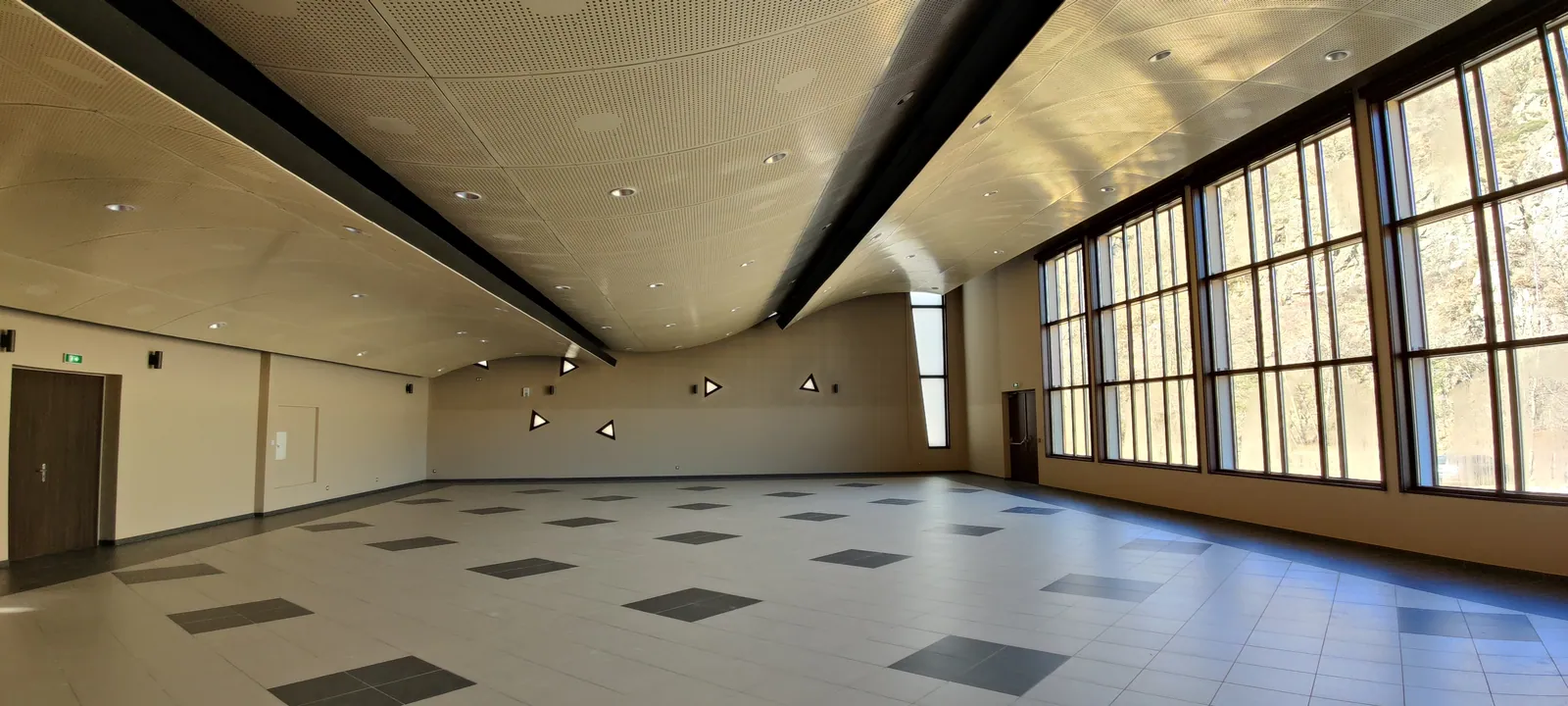 Grande salle et plafond acoustique de la salle polyvalente de Lamastre