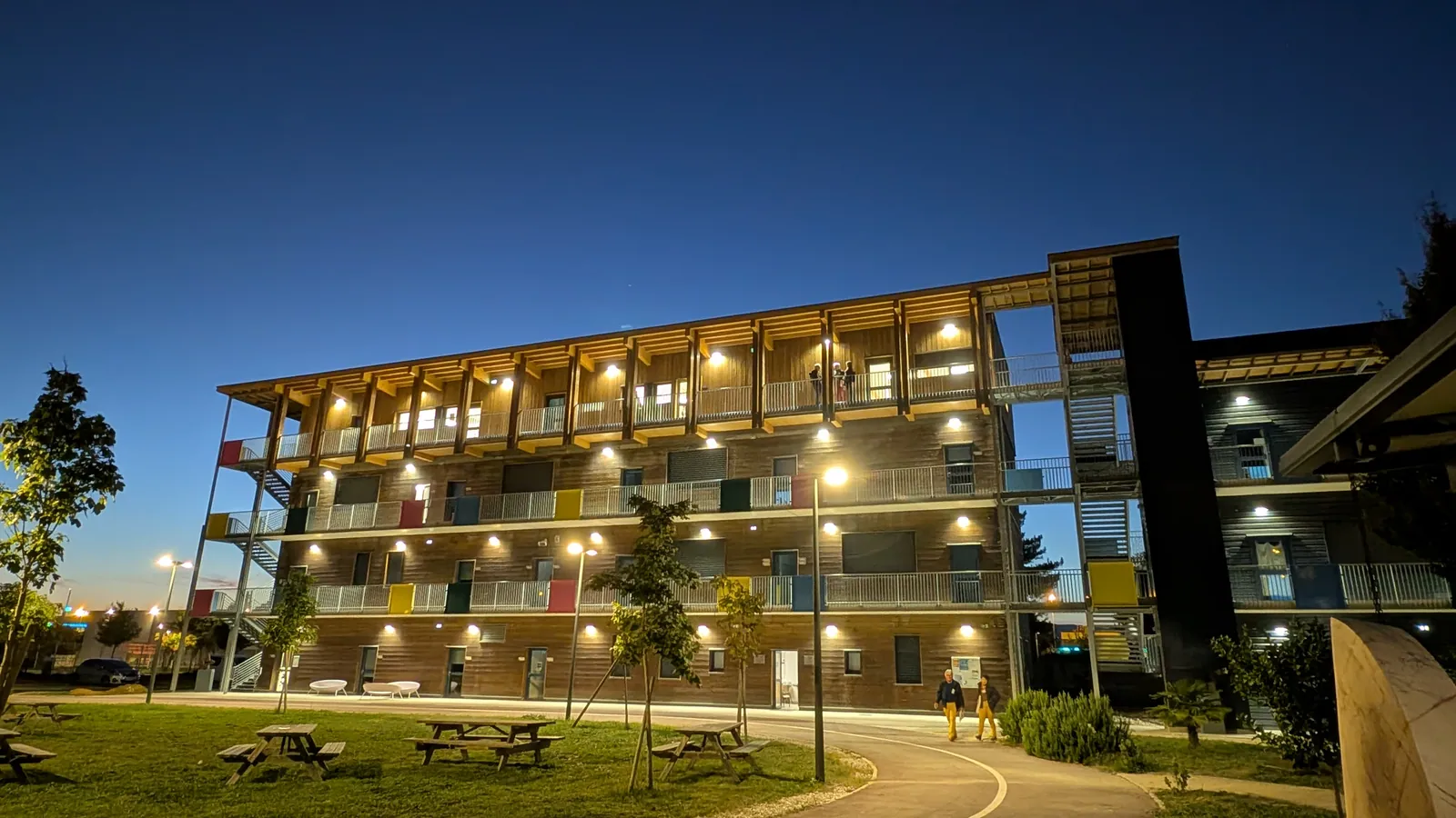 Surélévation en structure bois d'un bâtiment de l'ISTM à Valence, vue de nuit