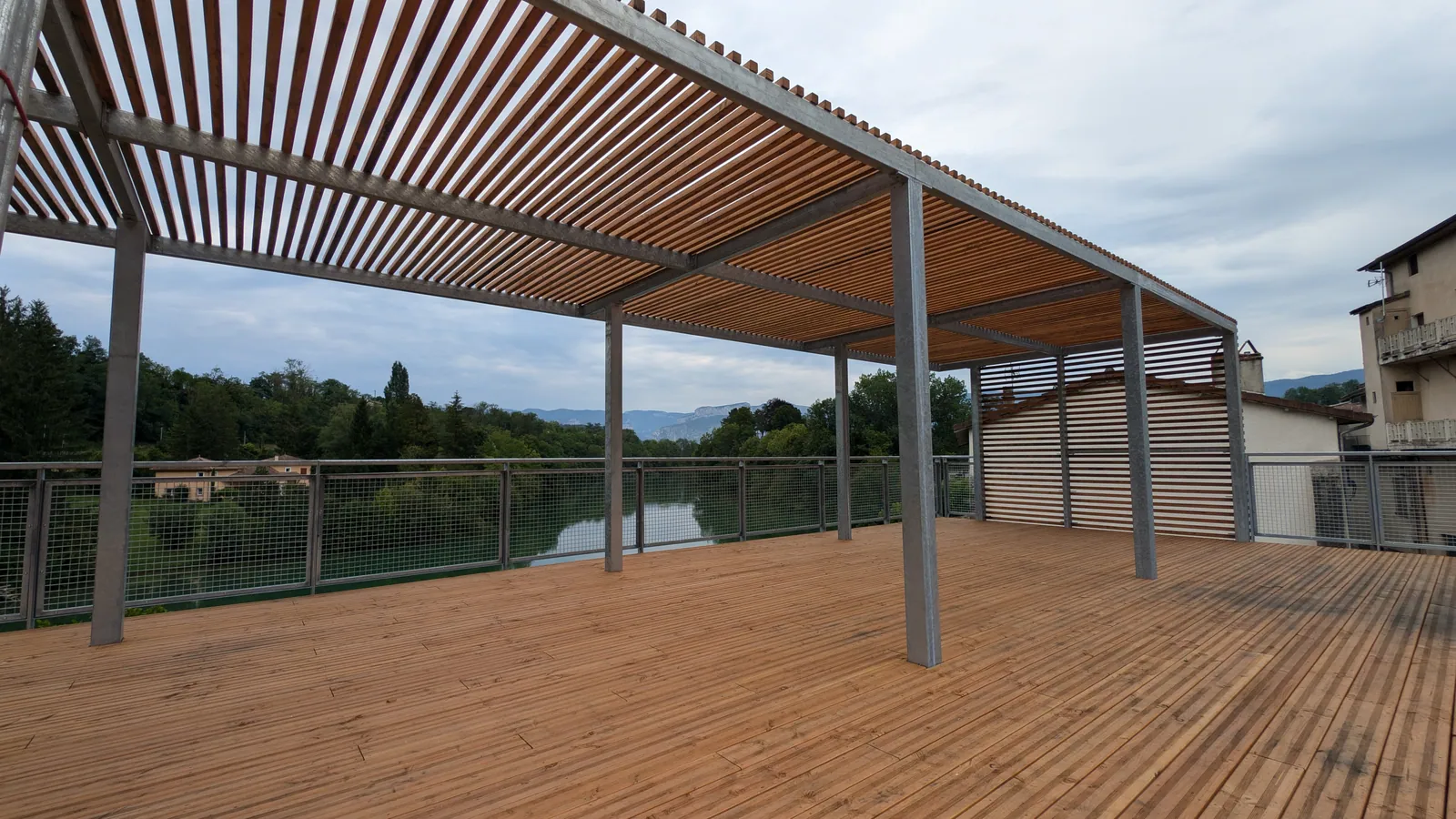 Pergola et platelage bois de la terrasse de Saint-Nazaire-en-Royans