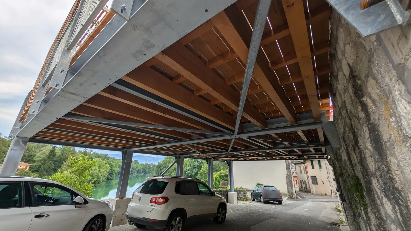 Sous-face de la terrasse : poutres en acier et solives en bois, Saint-Nazaire-en-Royans