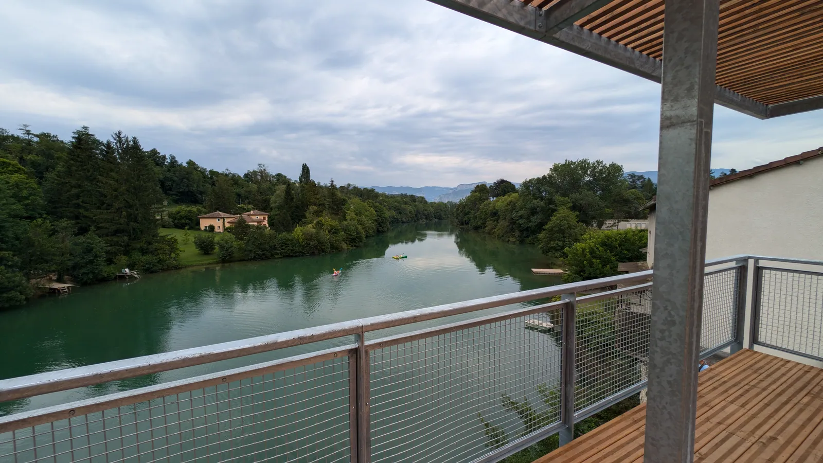 Vue sur la rivière depuis la terrasse de Saint-Nazaire-en-Royans