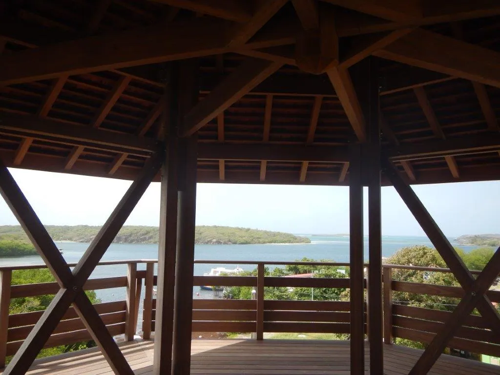 Vue sur la baie depuis la plateforme de la tour d'observation du cap Chevalier